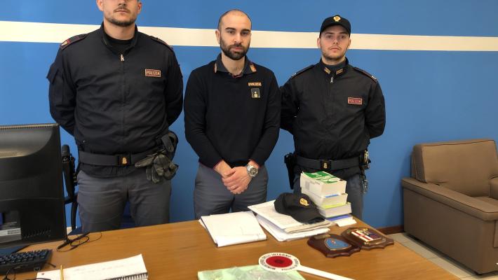 In via Emilio Lepido con il campionario della droga: 19enne parmigiano arrestato