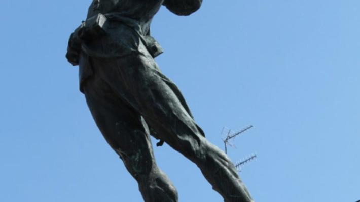 I soci del Circolo Filippo Corridoni: 'Monumento rovinato da chi si appoggia, mettere una recinzione'