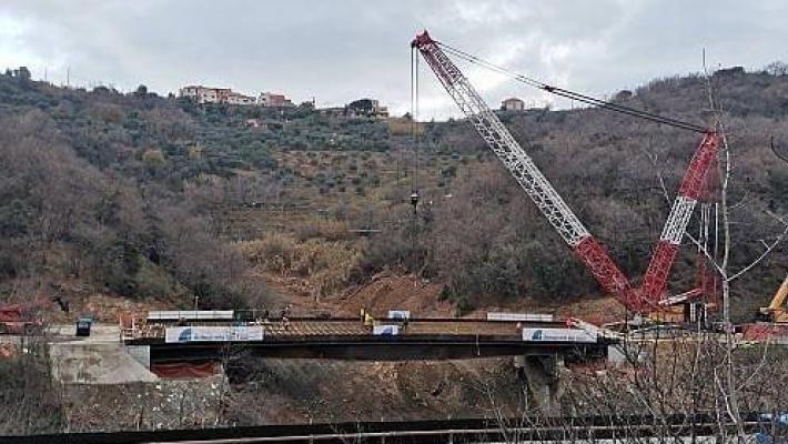 Riaperto il viadotto sull'A6 crollato per una frana 