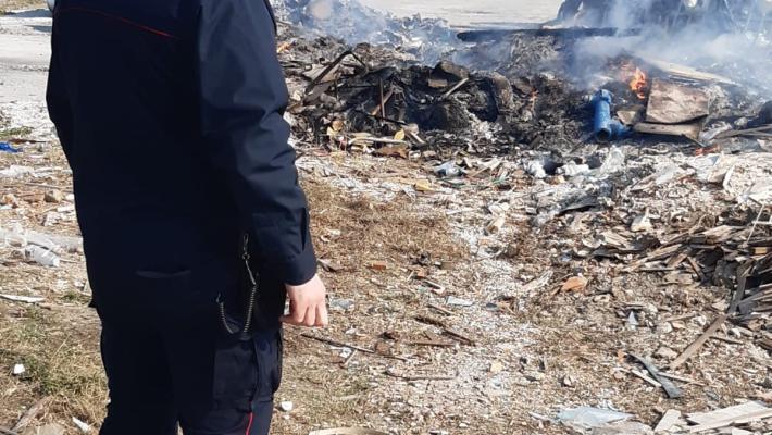 Ditta brucia rifiuti, intervengono i carabinieri forestali:  sequestrata l’area ed individuati i responsabili