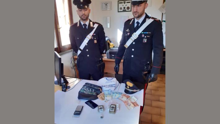 Quattro Castella, spaccia droga a studenti minorenni vicino a scuola, arrestato 