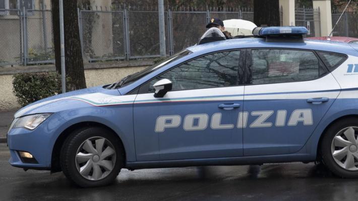 Stradone: tenta il sorpasso ma non riesce. E allora prende a botte l'altro automobilista