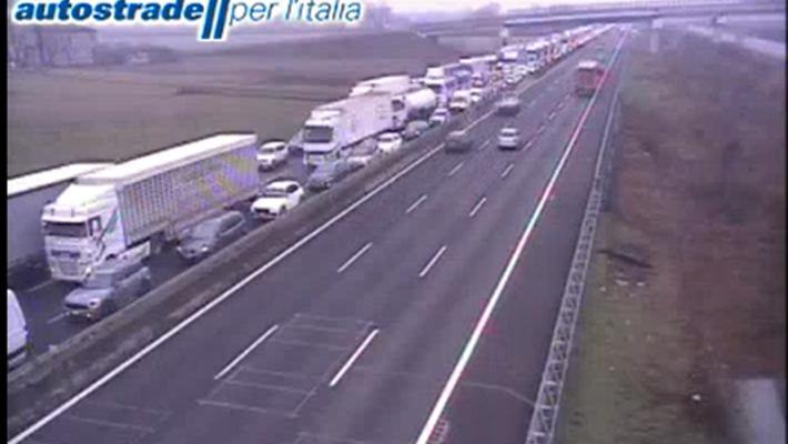 Veicolo in fiamme: 8 km di coda  in A1 fra Fiorenzuola e Fidenza