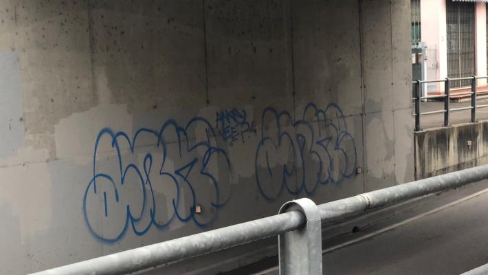 Via Venezia: tornano i graffiti sui muri appena ripuliti