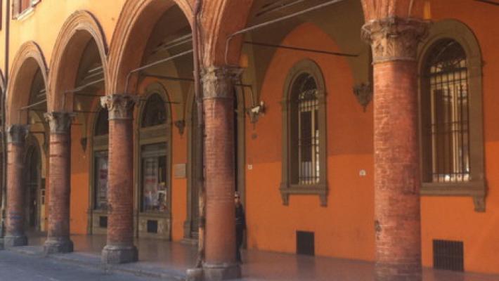 Fa i bisogni in cortile, multa di 3.300 euro
