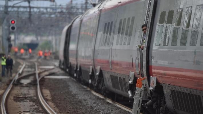Ragazza si butta sui binari a Imola, travolta dal treno. Circolazione sospesa: lunghe attese e caos alla stazione di Bologna 