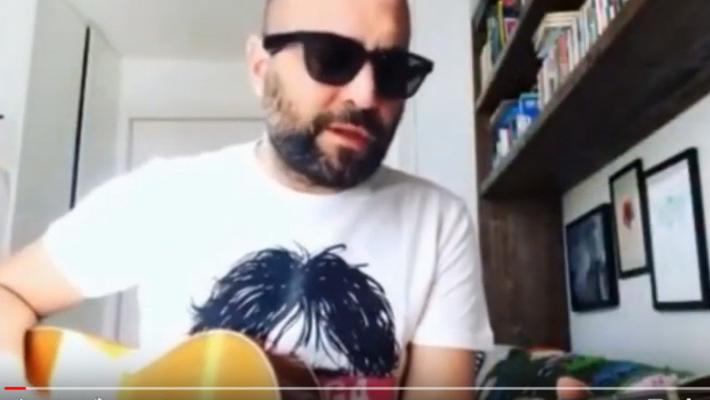 Inedito sui social:  Sangiorgi canta «Restiamo  a casa» - Video 