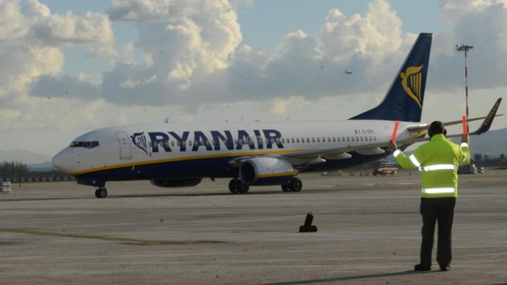 Scoppia pneumatico ad aereo atterrato a Orio, scalo chiuso 