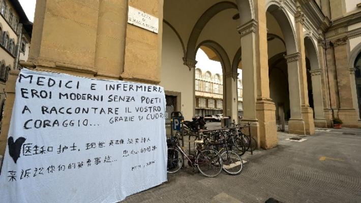 Covid,scritta 'medici e infermieri eroi'