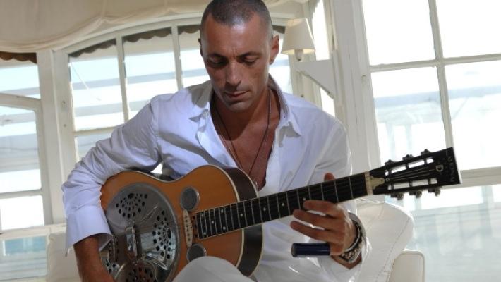 Spiava Alex Britti in casa, la sua ex condannata