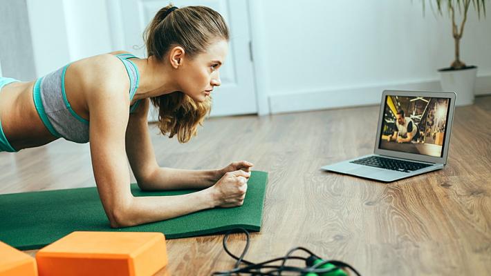 In casa ma non pigri. Ecco come il salotto può diventare mini-palestra