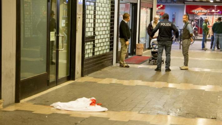 Accoltellato per pochi euro