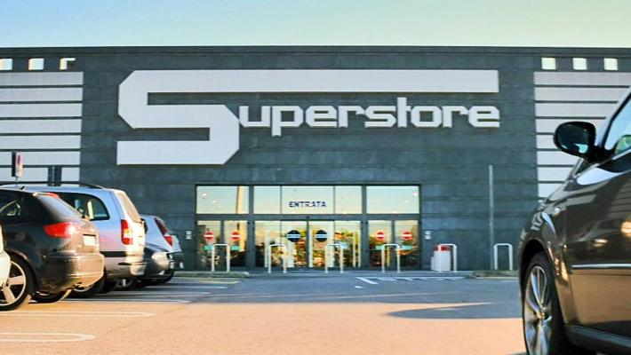 Verso una nuova stretta per i negozi. E diversi supermercati riducono gli orari, anche a Parma