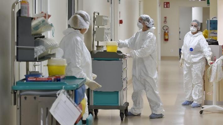 A Piacenza crematorio in tilt: 100 bare accatastate. Morto infettivologo a Cremona. In vigore il nuovo decreto 'Chiudi Italia'.  Ecco i servizi essenziali che restano
