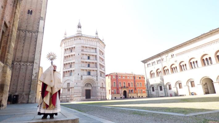  L'abbraccio del vescovo  alla città in una piazza Duomo deserta