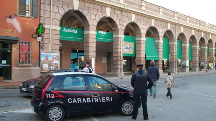 Rubano due borsette e prendono a schiaffi una ragazza a Montecchio: denunciati tre minorenni 