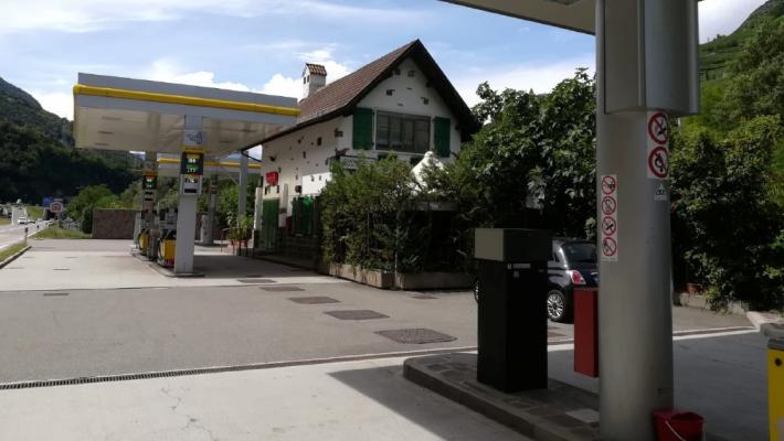 Blitz dei carabinieri al distributore: così Zoni è finito in manette