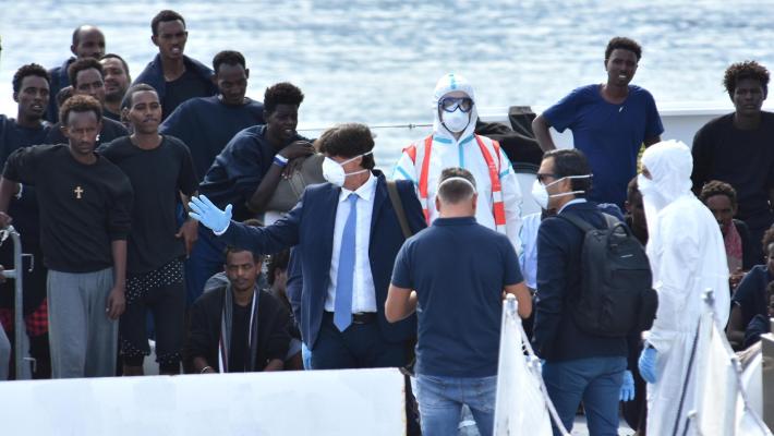 Fico: "Diciotti, i 177 devono poter sbarcare". Il pm a bordo della nave