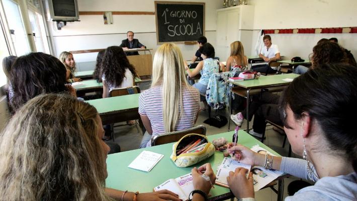 Piacenza, messaggi e video hard a studenti, arrestato prof.  di religione 
