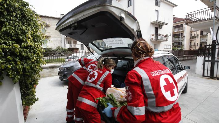 In lieve calo i nuovi contagi e i decessi in Italia