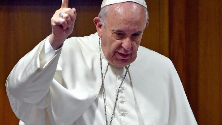 Il papa a Lesbo: " Il Mediterraneo sta diventando  un cimitero senza lapidi"