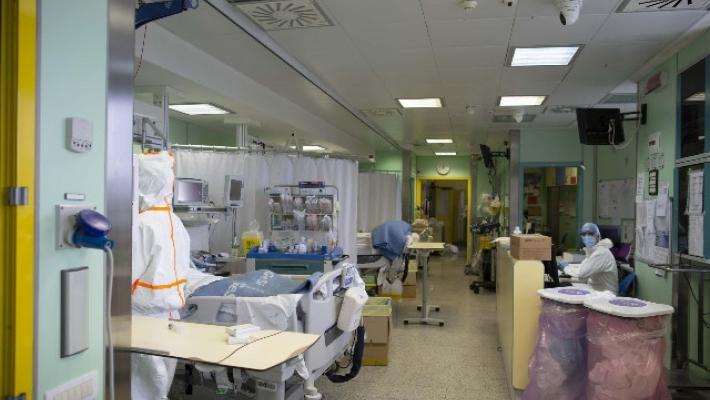 Speranza: 'Siamo nel pieno dell'epidemia: guardia alta'. L'Ordine degli infermieri. 'Quattromila contagiati'.Trump rinuncia alla quarantena per New York