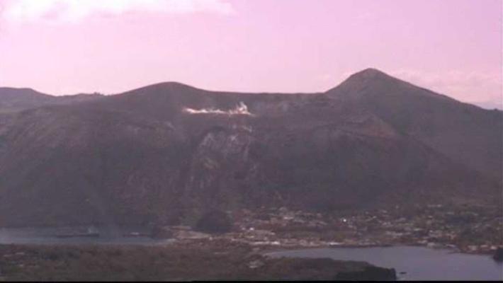 Stromboli in eruzione, lava sulla costa