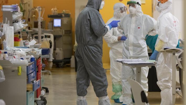 Maggiore, liberati cento letti Covid. I medici: &laquo;Non abbassiamo la guardia&raquo;