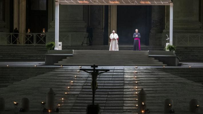 La Via Crucis in mondovisione in piazza San Pietro deserta
