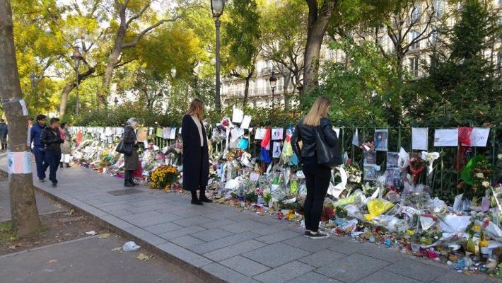 L'omaggio di Pizzarotti alle vittime di Parigi