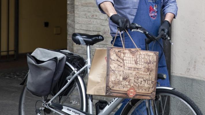 Spesa a domicilio anche in bici o in taxi. Ma l'attesa può esser lunga