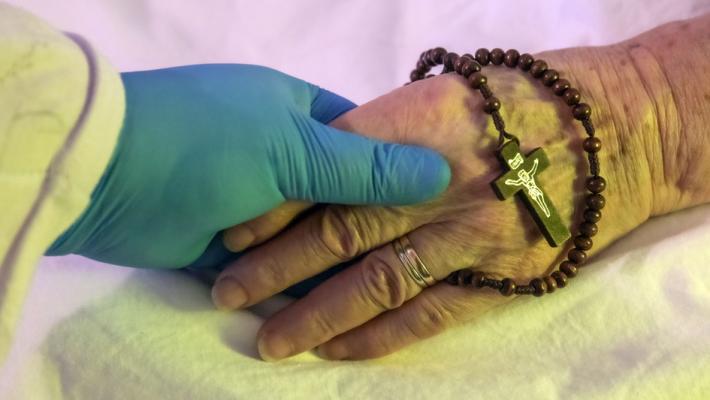 Quei medici che pregano con i pazienti morenti