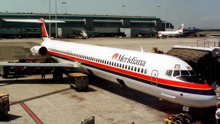 Aereo decolla e perde ruota che cade su spiaggia