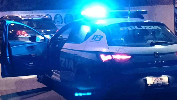 Via La Spezia, 'per noia' piazzano assi di legno e metallo in strada: denunciati tre ragazzi