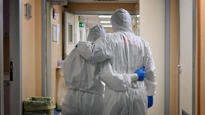 Terzo giorno di calo dei malati: oggi 10 meno di ieri. Ma ci sono stati 437 morti. Record di guariti