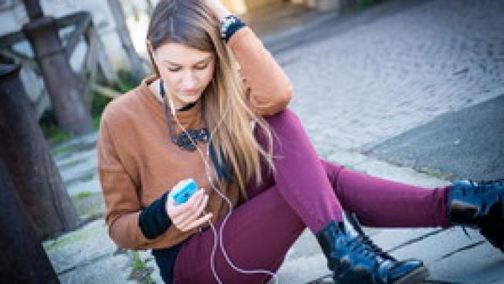 Lo smartphone per oltre 4 ore al giorno erode  la salute mentale dei giovani 