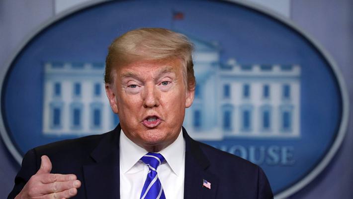 La proposta-choc di Trump, iniezioni di disinfettante per uccidere il virus 