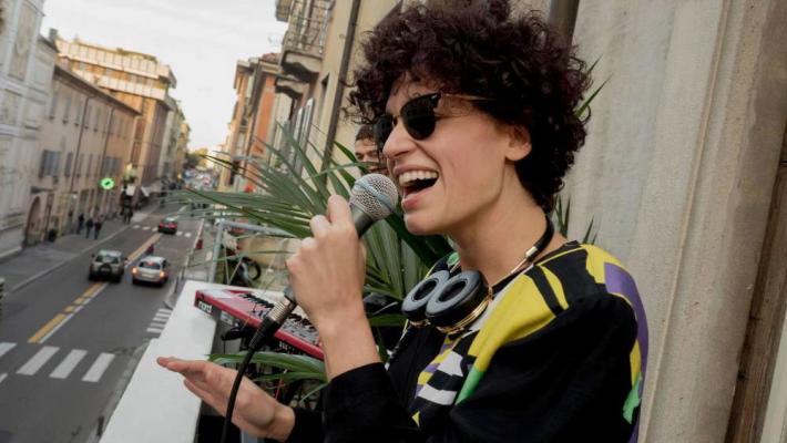 Sara Loreni canta sul balcone: arrivano i vigili