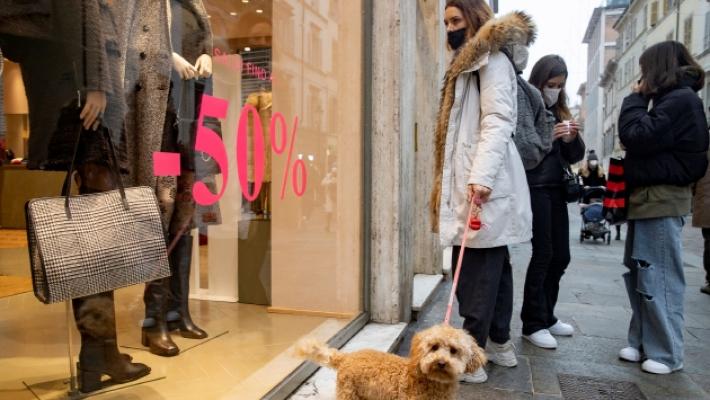 La pioggia e il Covid frenano per ora gli acquisti
