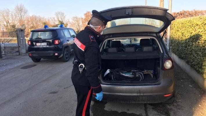 Inseguiti dai carabinieri, i ladri riescono a fuggire. Ritrovata l'auto: era piena di arnesi da scasso