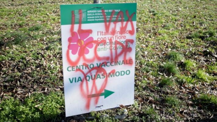 Imbrattati i cartelli dell'hub vaccinale