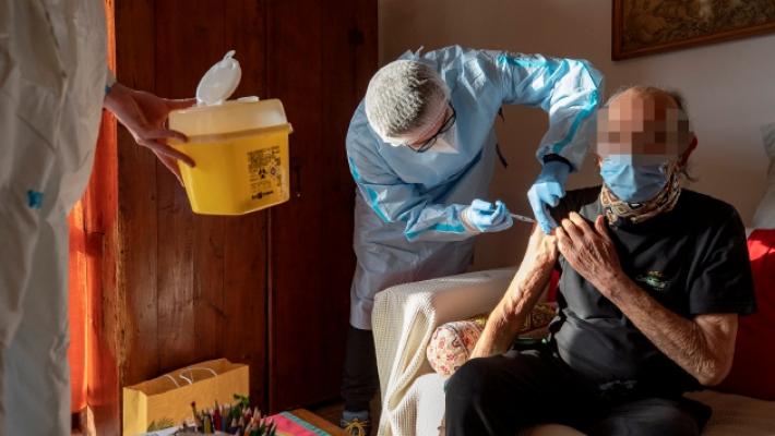 Terza dose, 340 «intrasportabili» ancora in attesa del booster a domicilio
