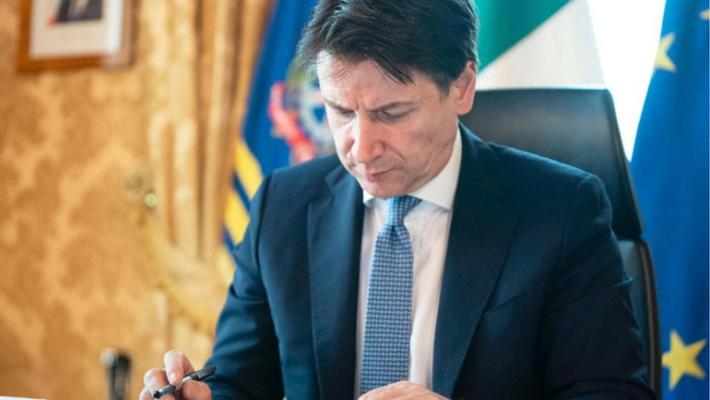 Conte: «Se la curva cala sarà possibile ripartire prima». Zaia: «Il Veneto può riaprire tutto». Arcuri: «Da lunedì via alla produzione di mascherine italiane»