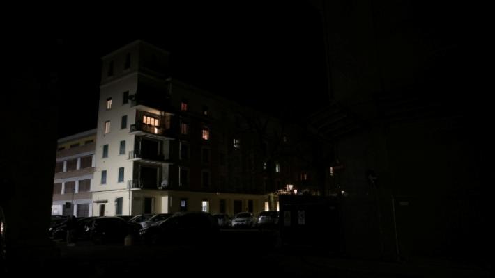 Via Farini, borghi laterali al buio da giorni