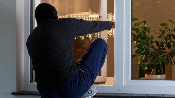 Tutti in salotto a guardare la tv. Si apre piano la porta: è un ladro