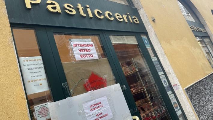 Pub, pasticceria, bar, negozi e ristorante: raffica di spaccate nella notte