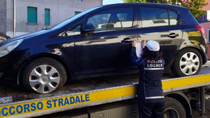 Polizia locale, «caccia» alle auto abbandonate