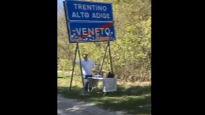 Festeggia il compleanno con la madre al confine tra Trentino e Veneto - Video 