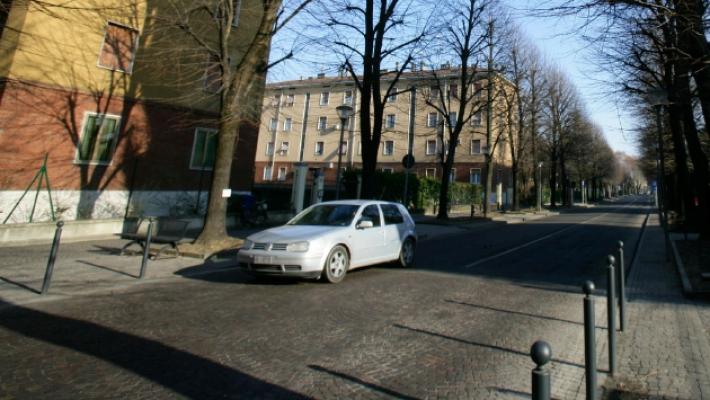 La richiesta di informazioni, l'abbraccio e il collier d'oro che sparisce