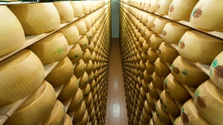 Parmigiano Reggiano, possibili «ritocchi» allo statuto. Guerra, timori per la filiera